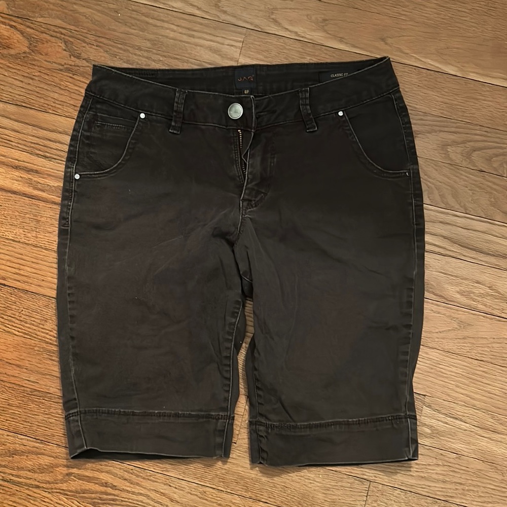 Jag classic fit brown Bermuda shorts. Size 6P